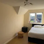 Cosy And Spacious Room Near Town Centre