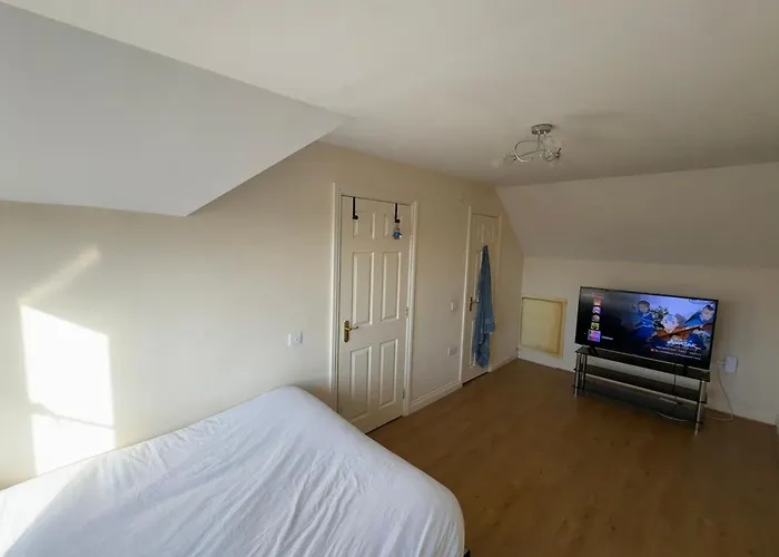 Cosy And Spacious Room Near Town Centre